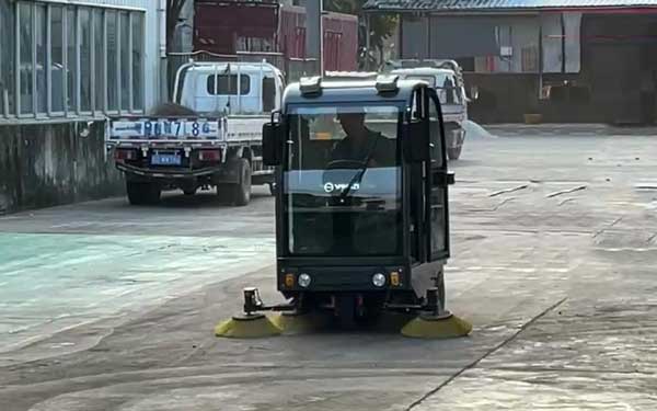 工廠車間使用電動掃地車有哪些特征優勢