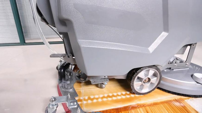 手推式和駕駛式洗地機(jī),哪個(gè)適合你 手推式和駕駛式洗地機(jī),哪個(gè)適合你