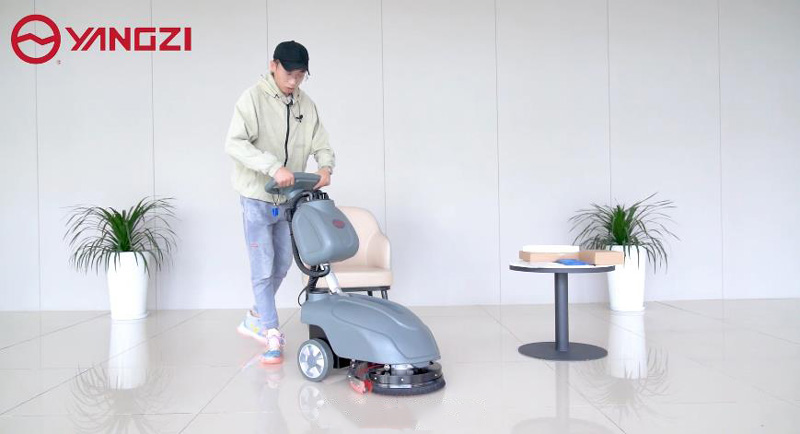 如何使用地板洗地機 如何使用地板洗地機