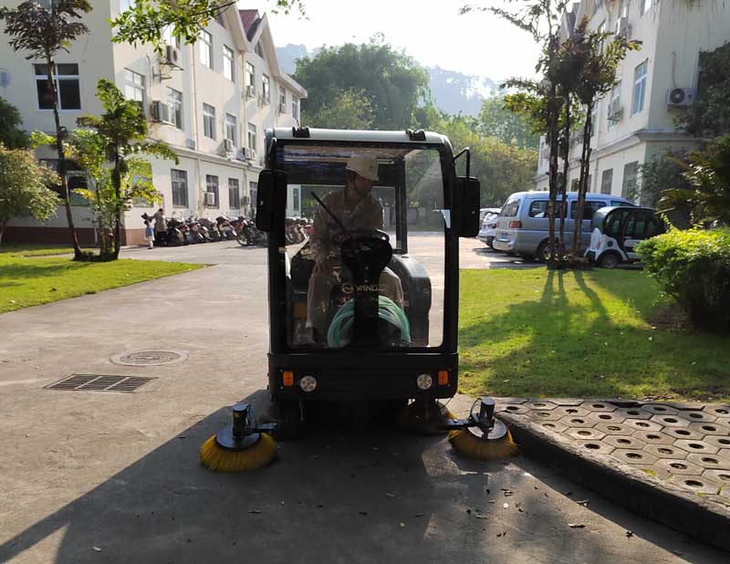 工業(yè)掃地機(jī)和洗地機(jī)相對(duì)于手動(dòng)清潔的優(yōu)勢(shì) 工業(yè)掃地機(jī)和洗地機(jī)相對(duì)于手動(dòng)清潔的優(yōu)勢(shì)