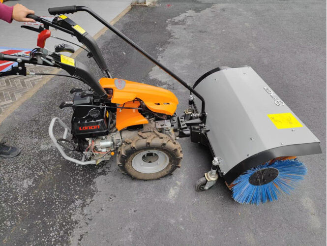 立冬剛過(guò)，小型掃雪機(jī)來(lái)了