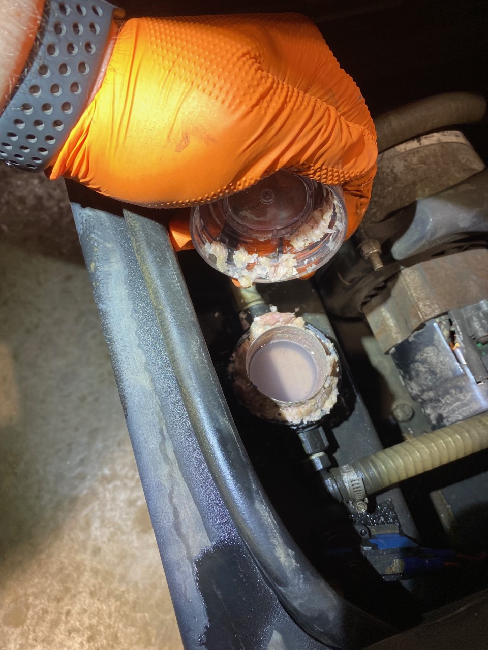 保持清潔：檢查和清潔洗地機(jī)溶液過(guò)濾器的重要性