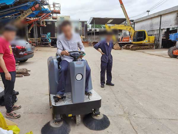 安徽某鋼廠咨詢小型電動掃地機(jī)